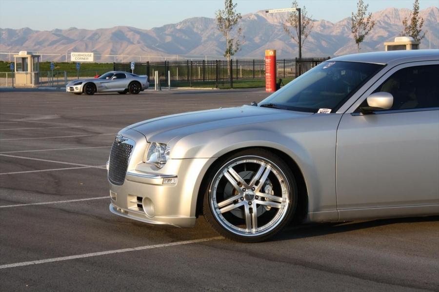  Chrysler 300C V10 2010 года  (фото 15 из 18)